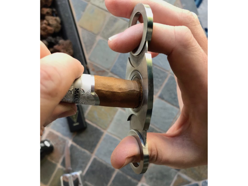 Đặt xì gà vào dao cắt